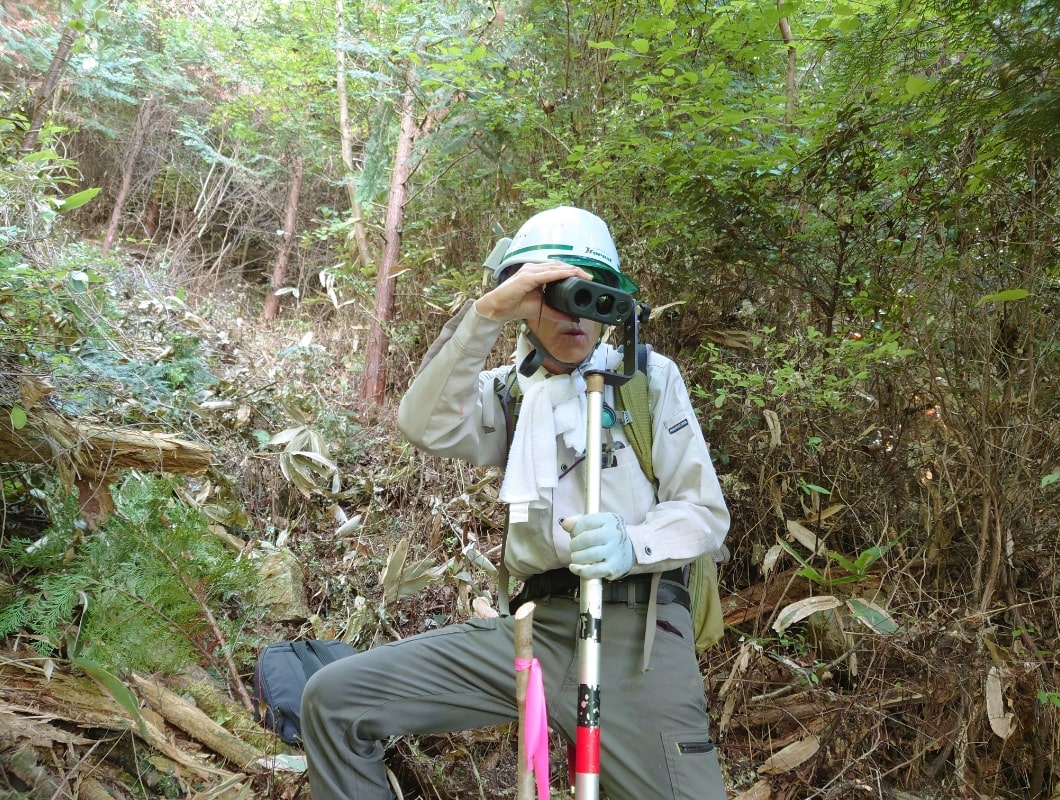 双眼鏡で遠くを確認している様子