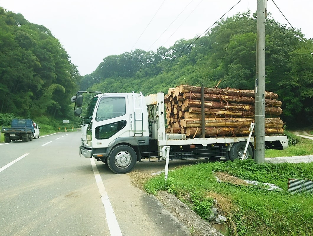 丸太を積んだトラック
